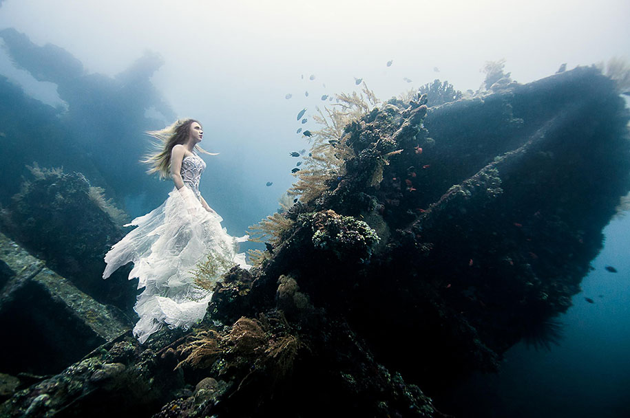 amazing-breathtaking-underwater-photography-mermaid-shipwreck-bali-8.jpg