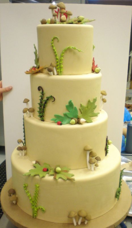 normal_Forrest_Theme_Wedding_Cake_Com.jpg