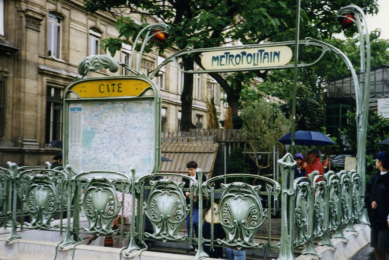 07_ParisMetroStation.jpg